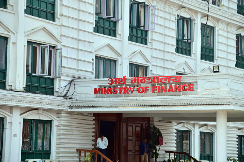 अर्थ मन्त्रालयद्वारा राजस्व कर्मचारीको व्यापक सरुवा, अधिकांश भन्सार कार्यालबाट केन्द्र तानिए